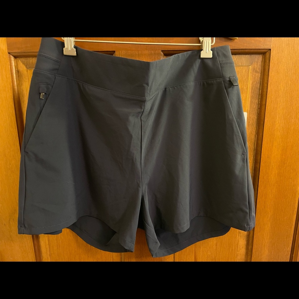 BNWT Athleta Brooklyn Shorts - size 16 - Navy